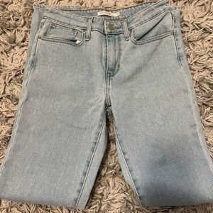 Light wash high waisted levy skinny jeans